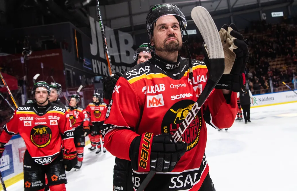 Hyllas av moderklubben - får tröjan i taket
