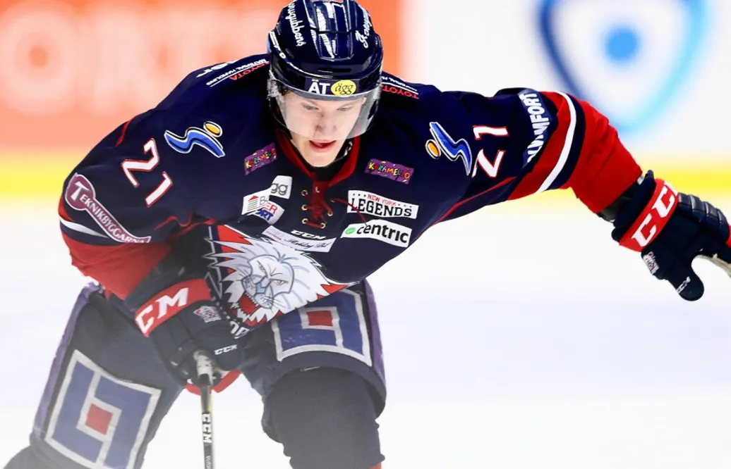 Stängs av tre matcher efter fula tacklingen