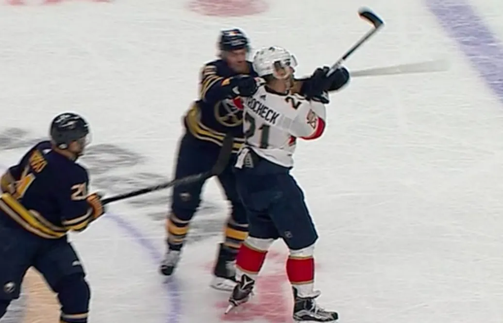 Crosscheckade motståndaren i ansiktet – nu stängs NHL-svensken av