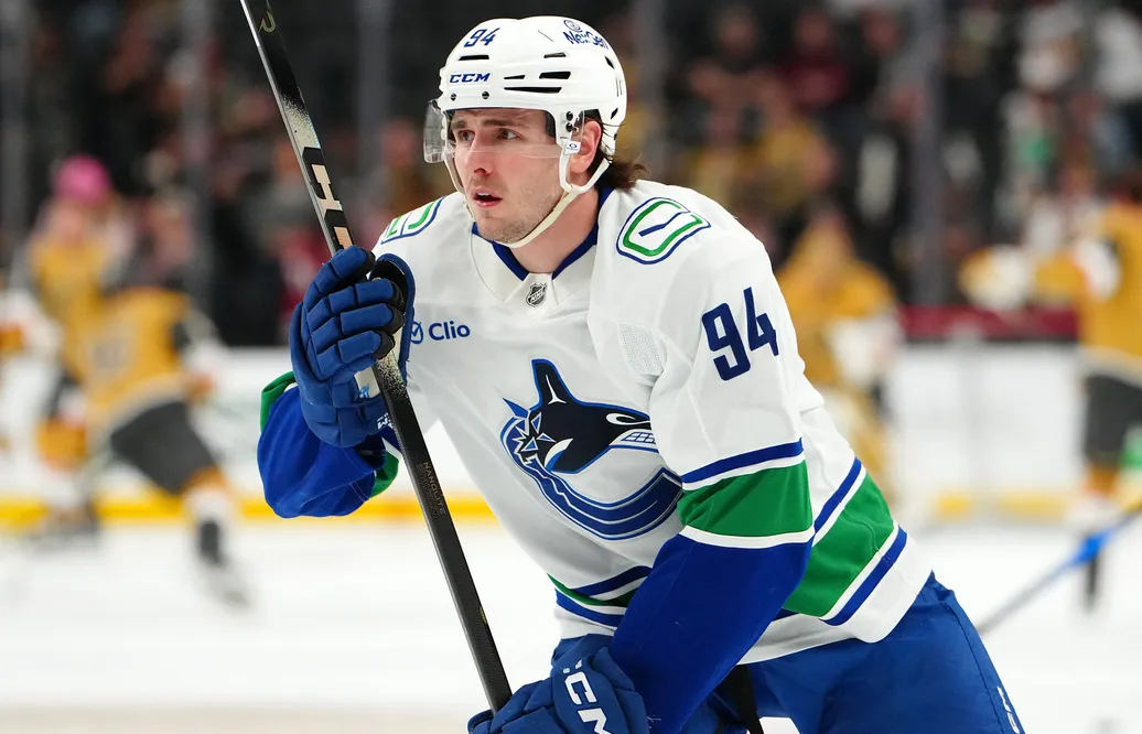 Linus Karlsson kommer att spela med ett A på bröstet under alla Vancouver Canucks hemmamatcher den här säsongen. Foto: Stephen R. Sylvanie-Imagn Images