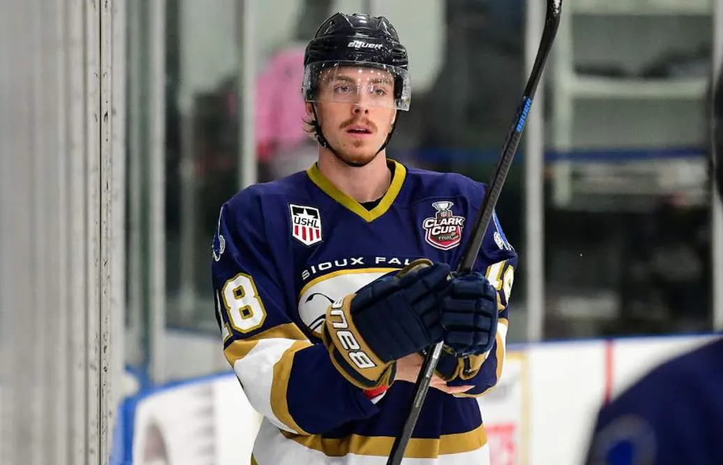 Carl Berglund skriver på rookiekontrakt med NHL-klubben