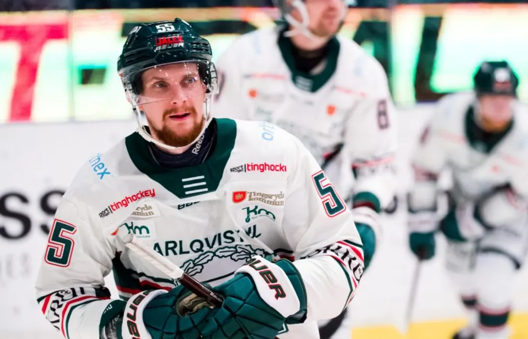 Nästjumbon bryter kontraktet med finske backen – klar för Hockeyettanklubb