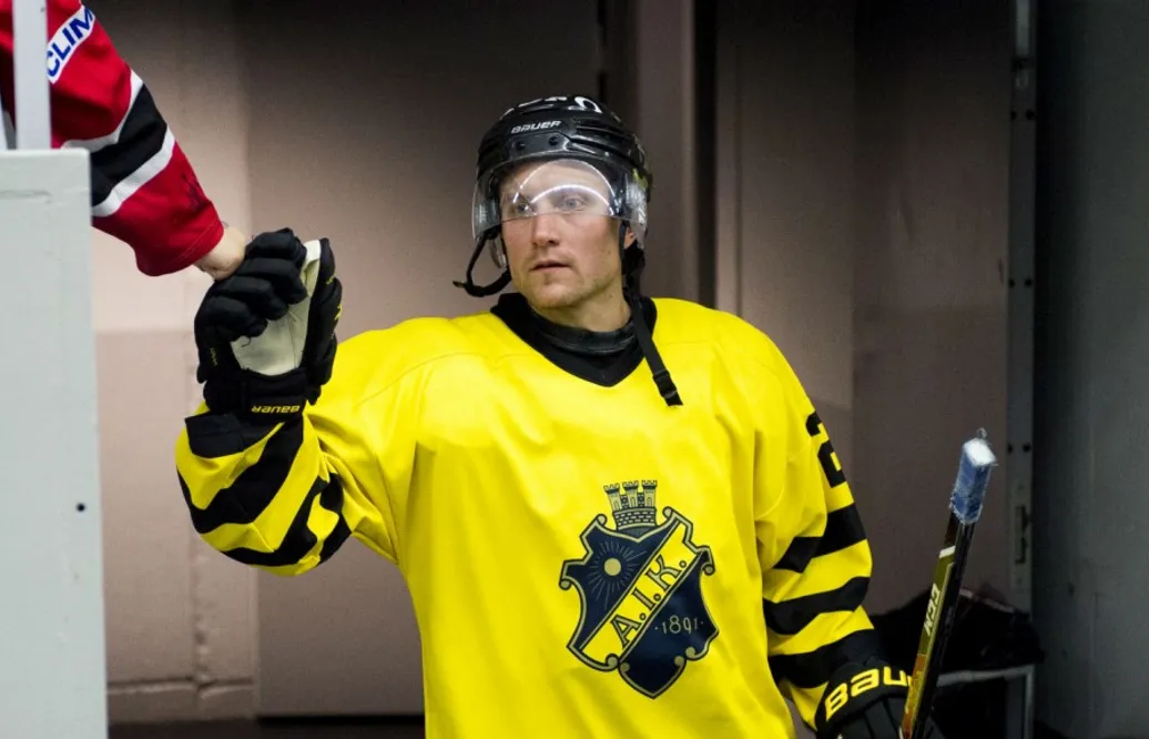 Efter närmare 500 allsvenska matcher – nu flyttar veteranen till Norge