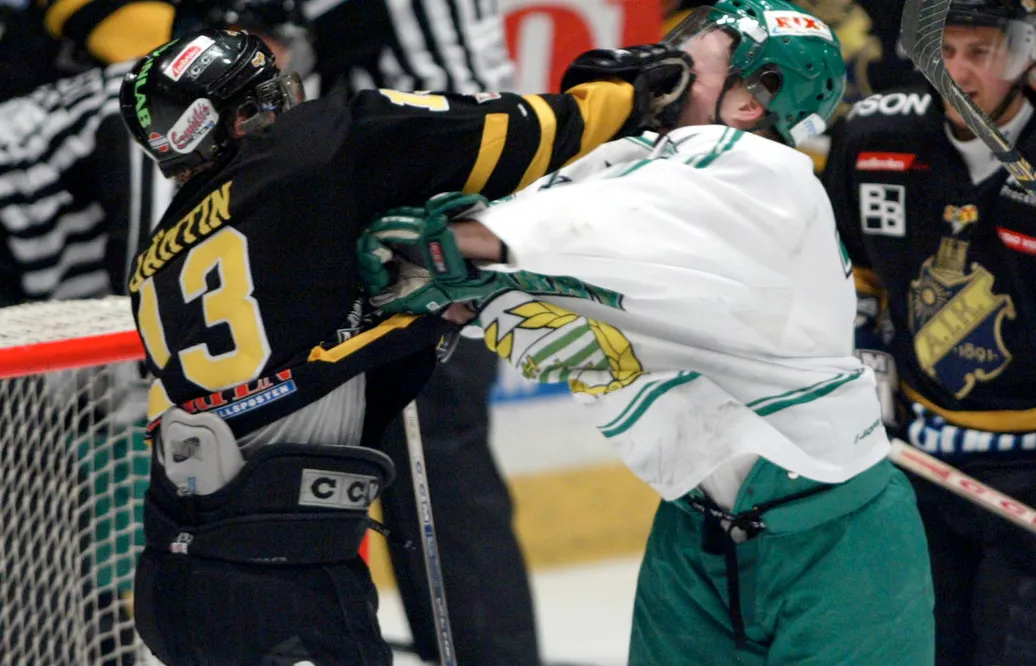 Andreas Jämtin, AIK och Niklas Barklund, Hammarby i slagsmål 2003.