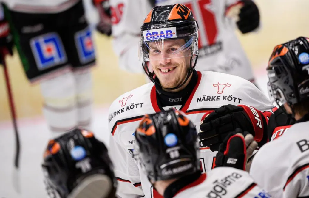 Emil Larsson gjorde två mål när Örebro Hockey vann mot HV 71