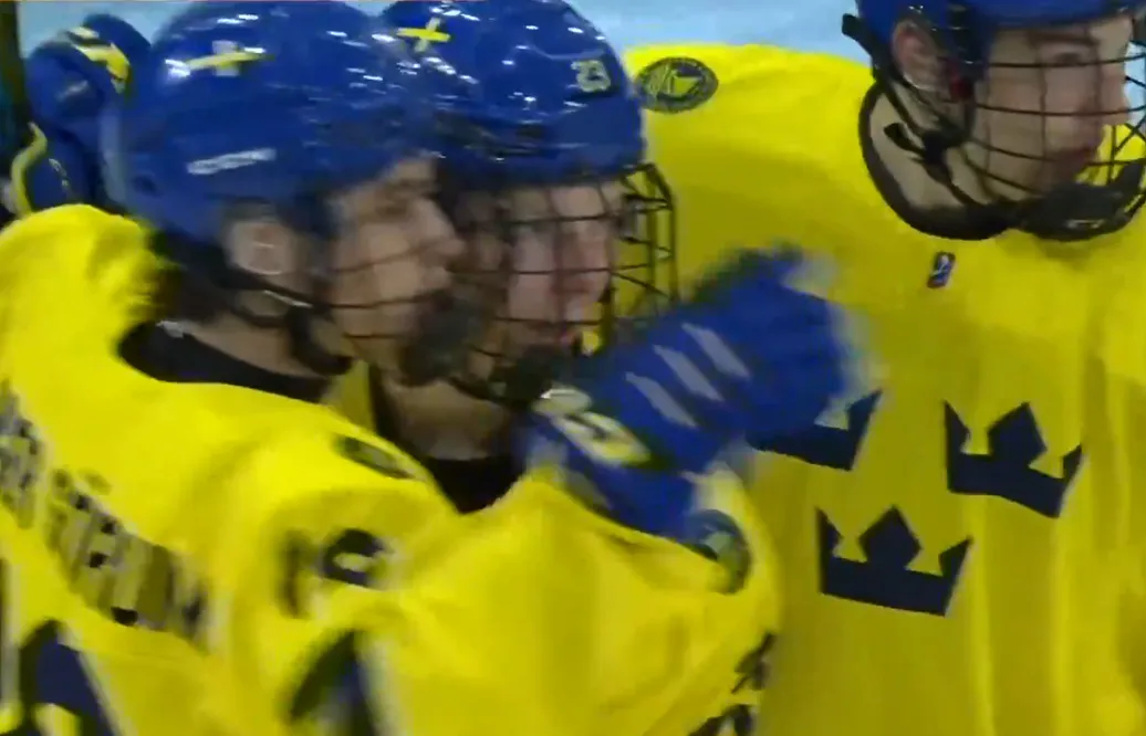 Småkronorna till semifinal – krossar Lettland i kvarten