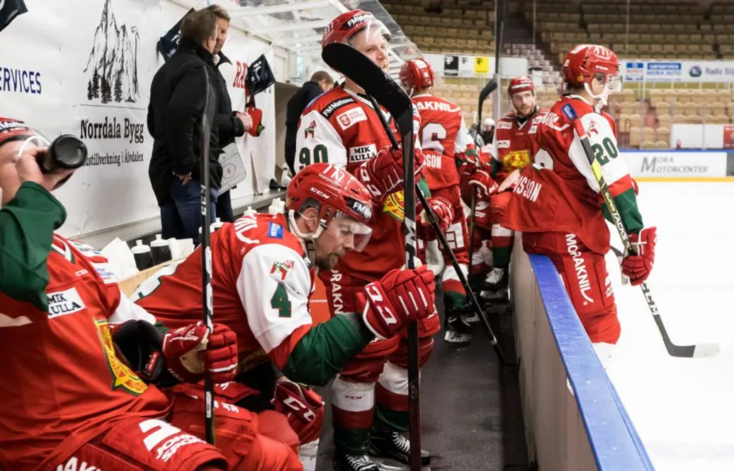 Ännu fler matcher flyttas efter stora coronautbrottet