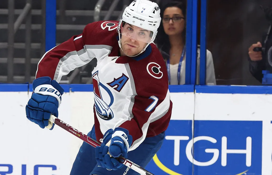 Devon Toews skriver långtidskontrakt med Colorado Avalanche