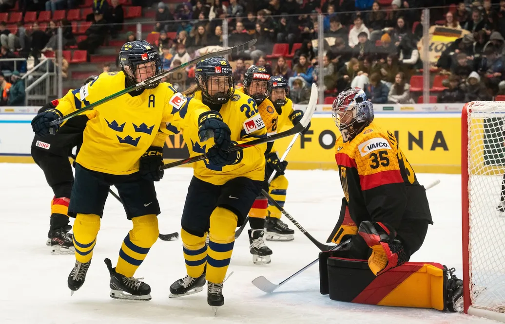 Hanna Thuvik och Sara Hjalmarsson firar mål
