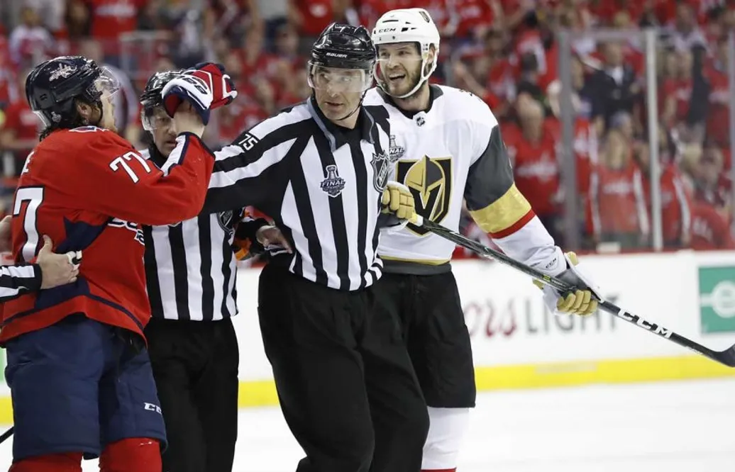 VIDEO: Frustrerat Vegas i slutet av nattens match – delade ut brysk tackling