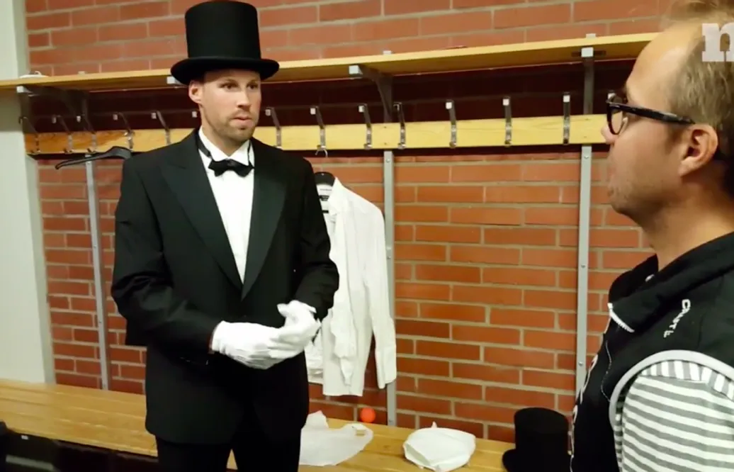 VIDEO: Här förvandlas Dick Axelsson till en trollkarl