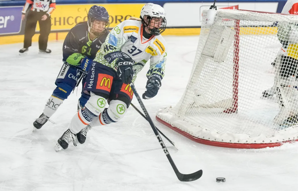 Josefine Holmgren i Ambri-tröjan under sin tid i Schweiz. 
Foto: Bildbyrån.