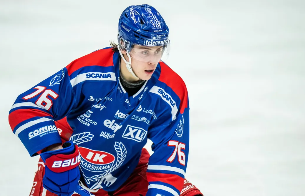 Emil Martinsen Lilleberg skriver på för Tampa Bay Lightning