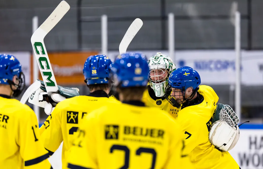 Douglas Nilsson gratuleras av lagkamraterna