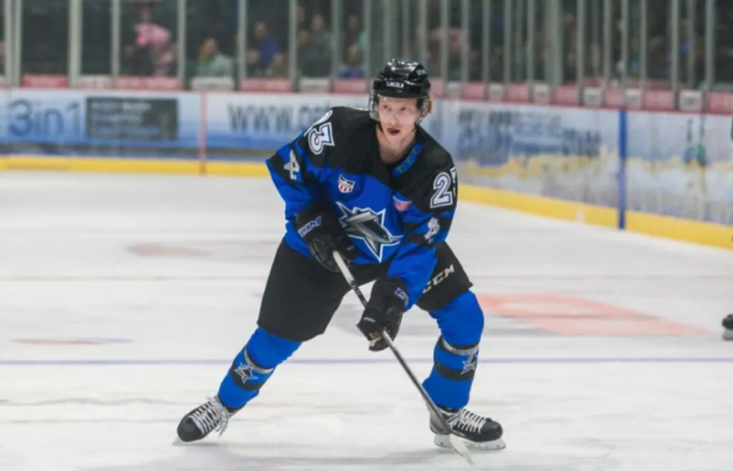 På väg mot collegespel – då får svensken chansen på NHL-camp