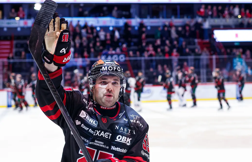 David Quenneville blir kvar i Örebro.