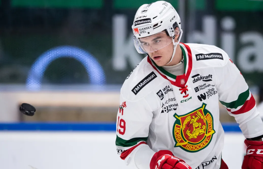 Axel Sundberg förlänger med Mora