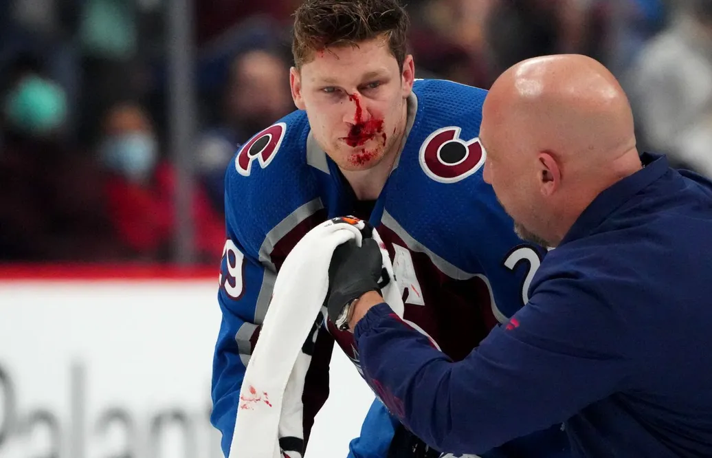 Nathan MacKinnon borta på obestämd tid – efter slagsmål