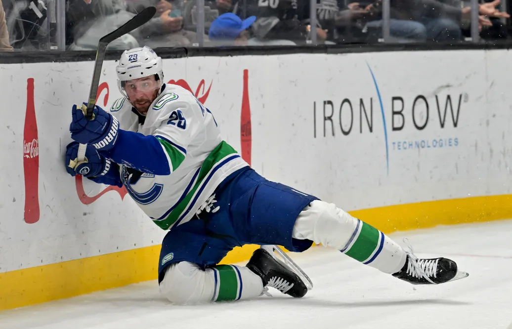 Marcus Pettersson lämnar Vancouver. Foto: Jayne Kamin-Oncea-Imagn Images