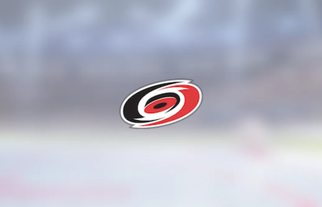 Backen Jalen Chatfield förlänger med Carolina Hurricanes