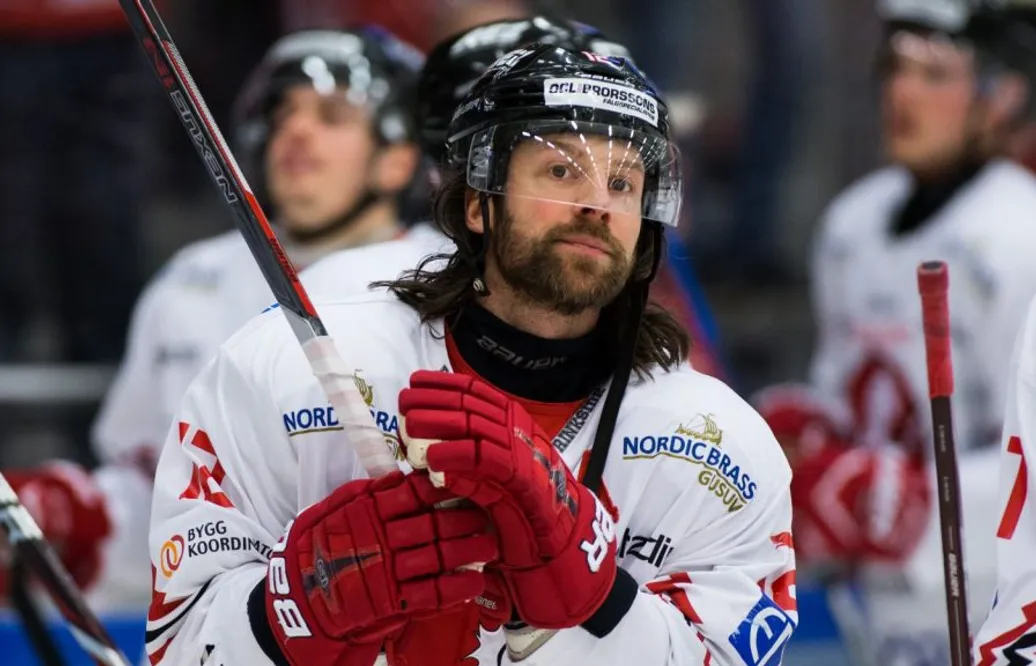 Hockeyettanklubbar försöker värva Tre Kronor-meriterad back: ”Drömvärvning”