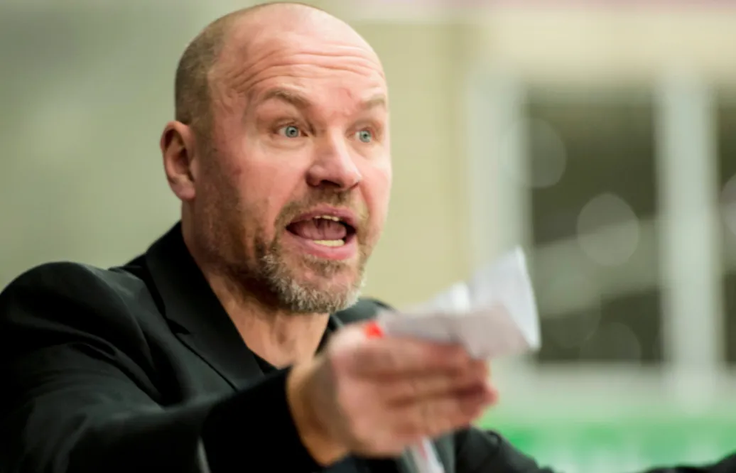 Uppgifter: Förre SHL-tränaren kliver ner i Hockeyettan