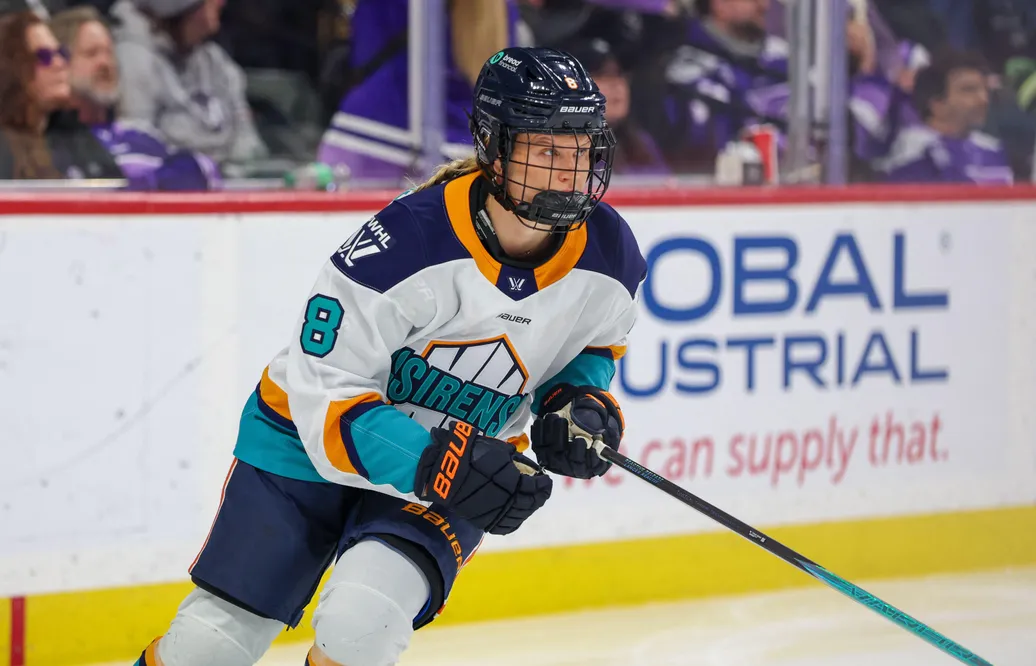 Maja Nylén Persson förlänger kontraktet med New York Sirens i PWHL. Foto: Steven Garcia/CSM/Alamy Live News