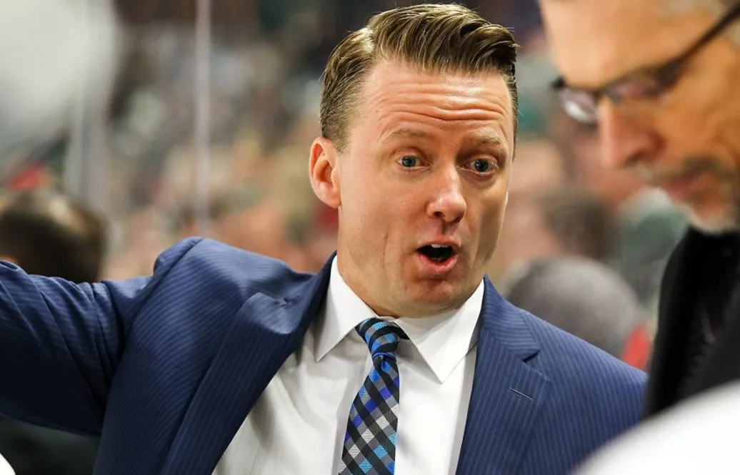 Fick sparken i NHL – nu blir svenskbekantingen tränare hos värsta rivalen
