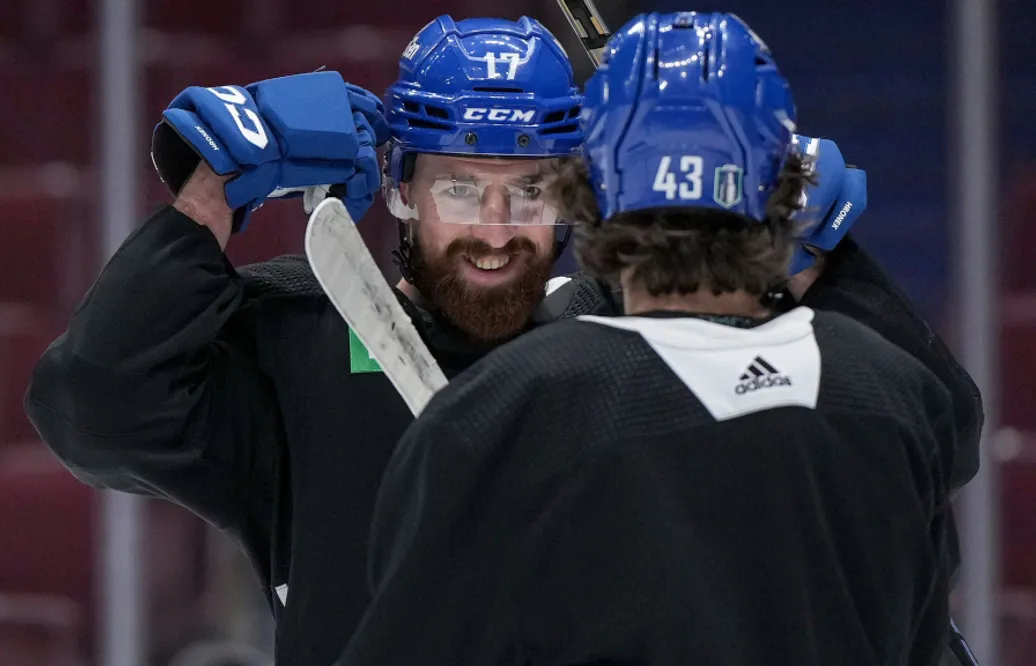 Filip Hronek skriver åttaårskontrakt med Vancouver Canucks