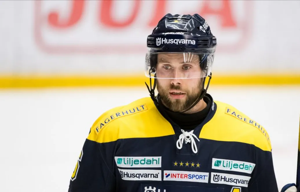 Mardrömsbeskedet: HV71-backen blir borta länge
