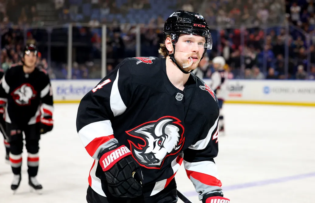 Bowen Byram kan bli trejdad av Buffalo Sabres. Foto: Timothy T. Ludwig-Imagn Images