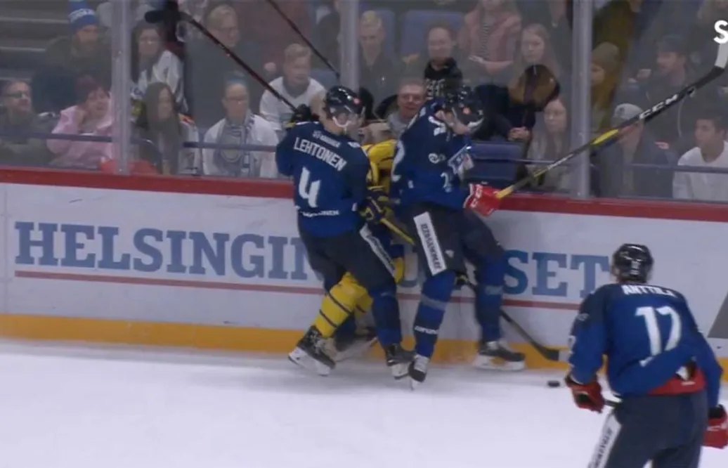 Här tvingas SHL-stjärnan utgå – experten: ”Solklart matchstraff”