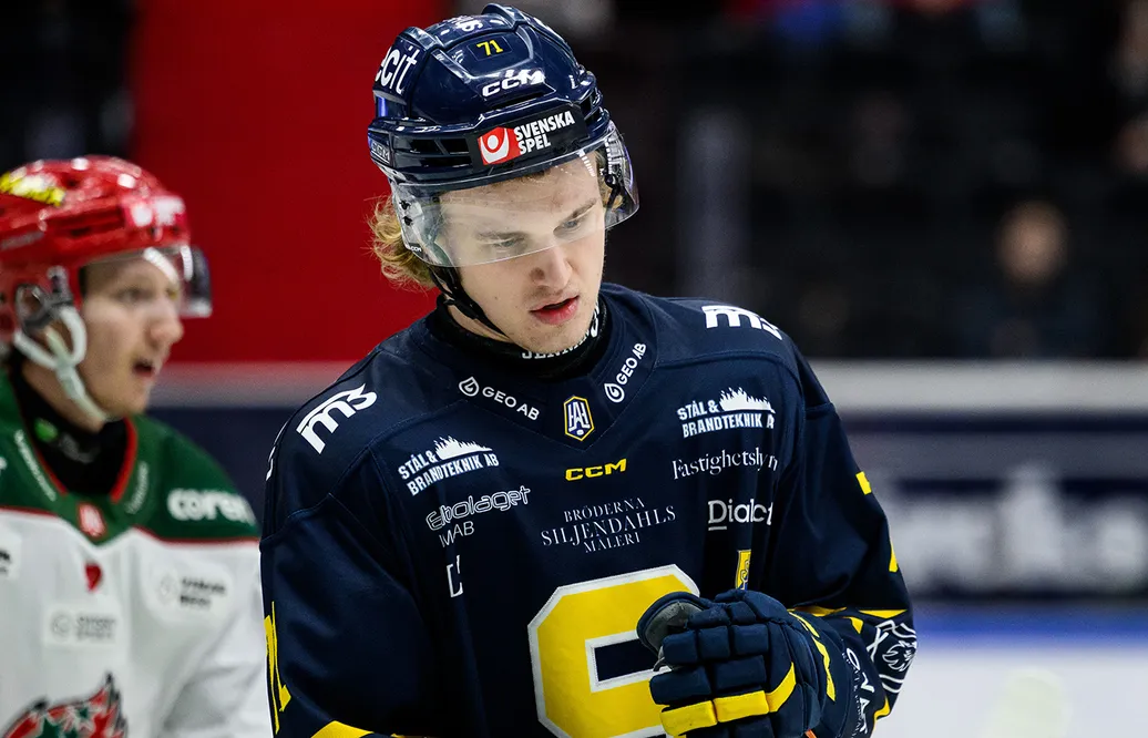 Karl Sterner lämnar Södertälje, bara veckor innan premiären. 