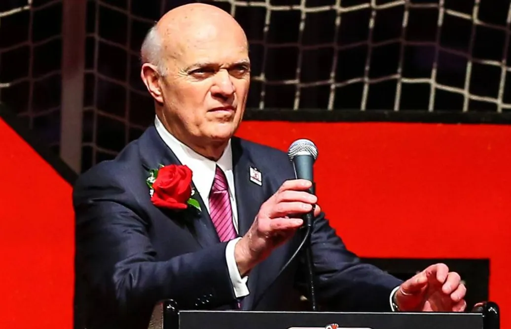 Äldst i NHL – framröstad till bästa general manager igen