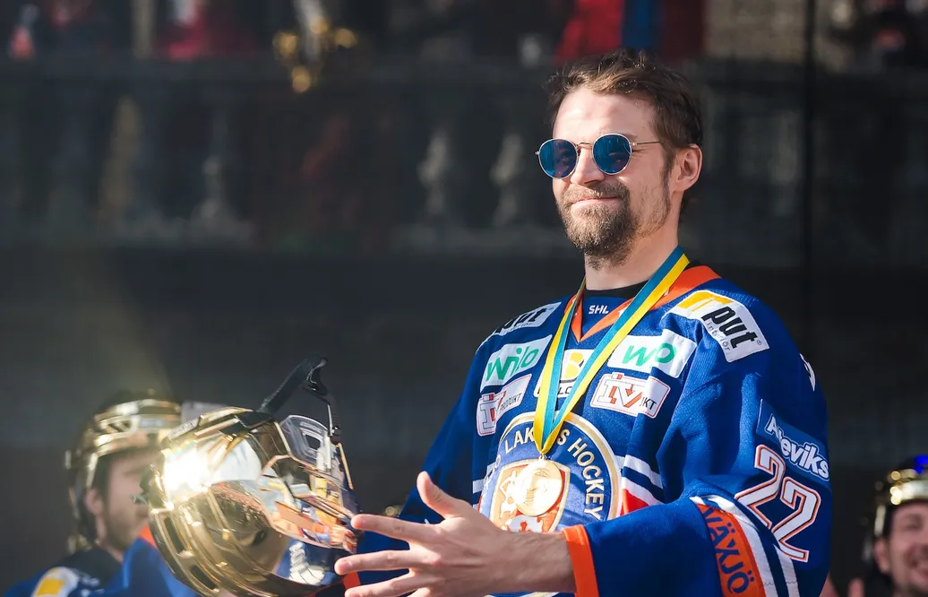 Tidigare SM-guldvinnaren får sparken