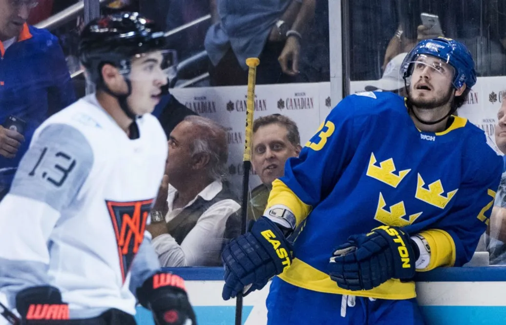 Ekman Larsson är inte nöjd – kräver mer av sig själv: ”Det studsar och far med pucken”
