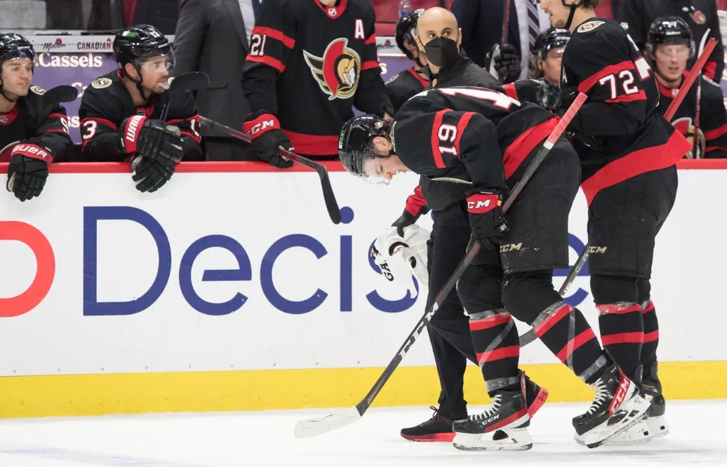 Drake Batherson skadad efter tacklingen från målvakten