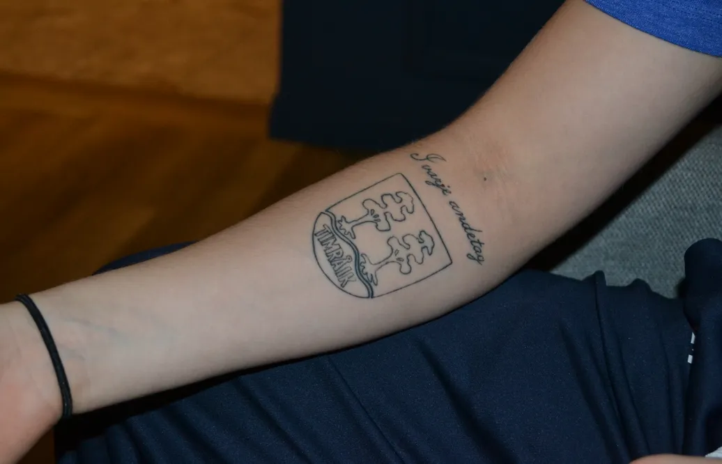 Wilma Sjölund har tatuerat in Timrås emblem på armen.