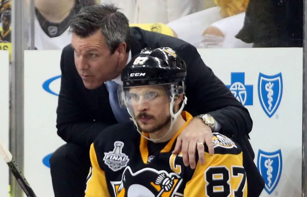Här kastar Crosby vattenflaskan mot svensken – slipper utvisning