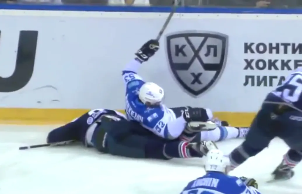 Läskiga KHL-bilderna: Tidigare NHL-spelaren utburen på bår i KHL