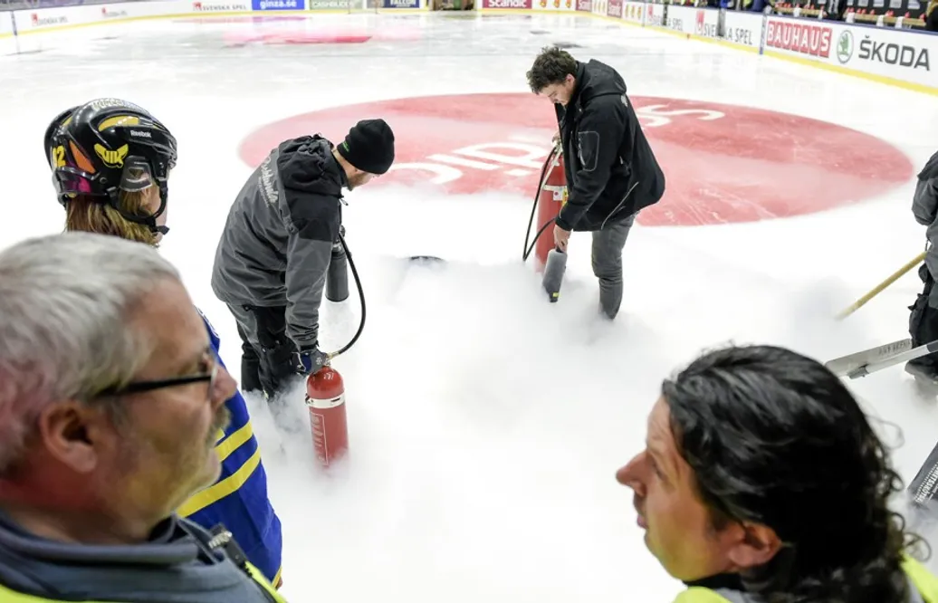 Isen höll inte i Västerås – landskampen avbröts