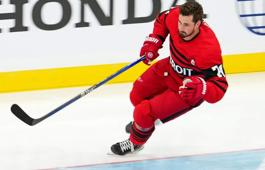Dylan Larkin skriver på en förlängning med Detroit