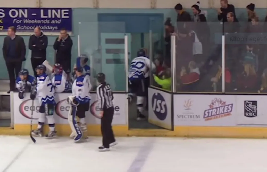 VIDEO: Här slår hockeyspelaren ner åskådare – sparkas från klubben