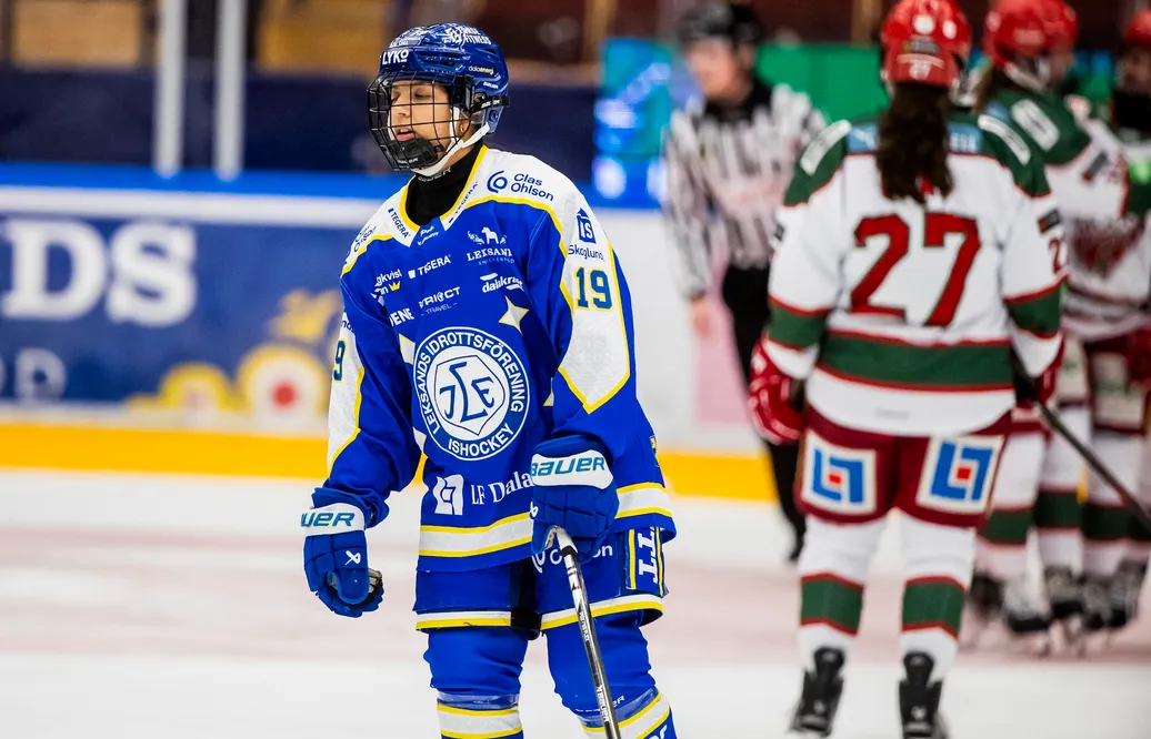 250119 Leksands Lillian George deppar efter 1-3 under ishockeymatchen i SDHL mellan Leksand och Modo den 19 januari 2025 i Leksand