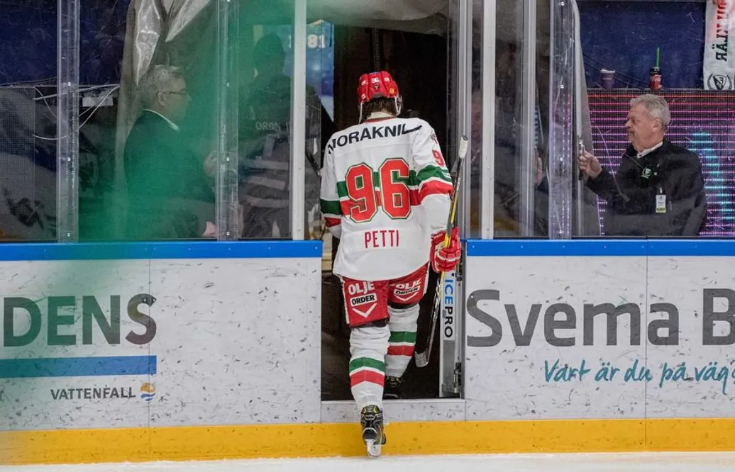 Gruffet eskalerade till ful crosschecking – nu riskerar centern avstängning