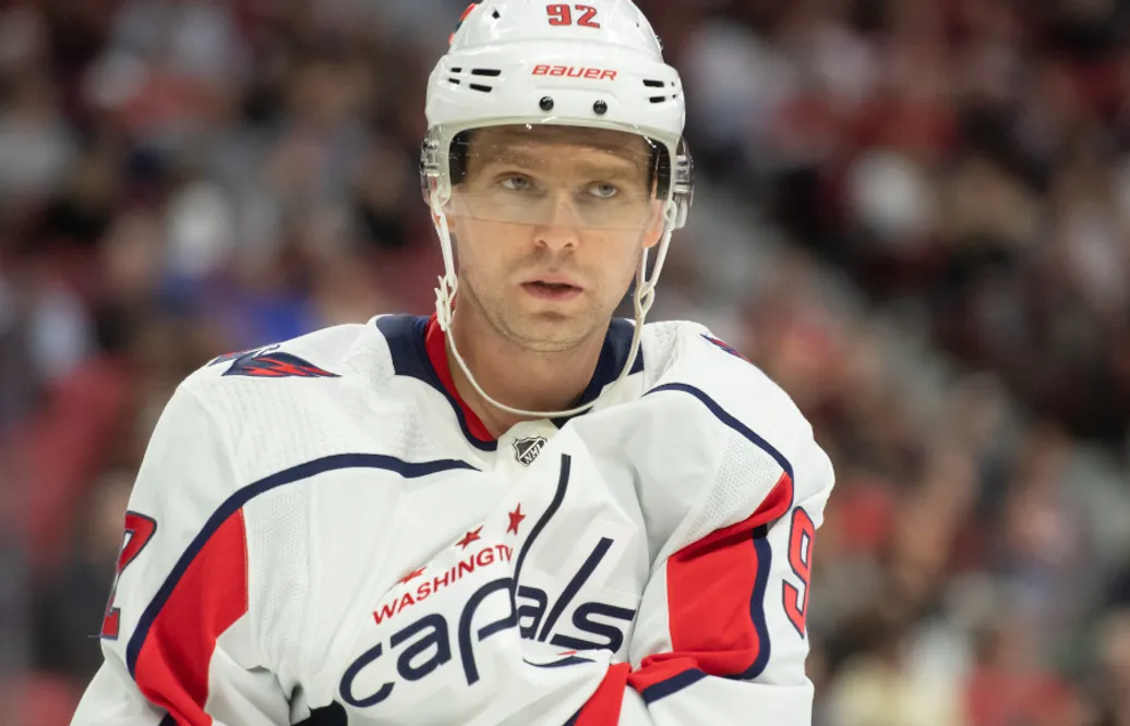 Jevgenij Kuznetsov skriver in sig i NHL:s assistansprogram