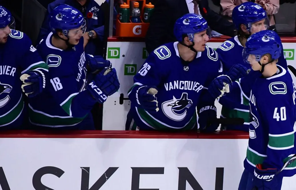 Här skjuter Elias Pettersson in sig på exklusiv lista – stor matchvinnare i natt