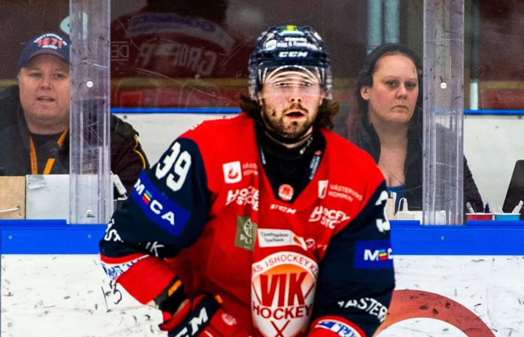 Förlängde kontraktet i mars - lämnar nu