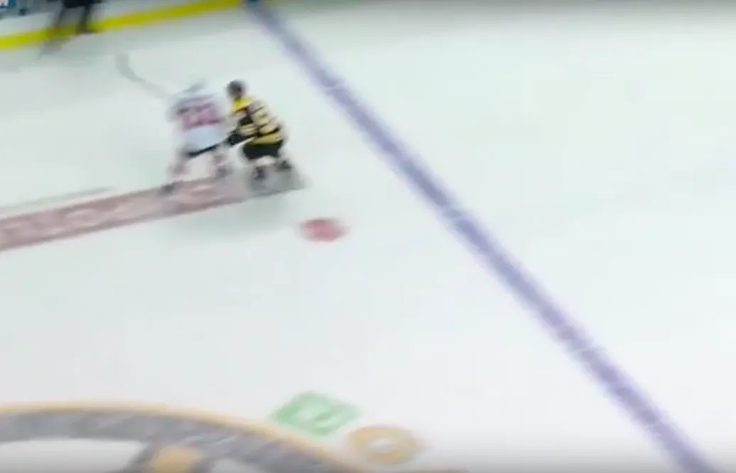 VIDEO: Svensken stängs av efter huvudtacklingen