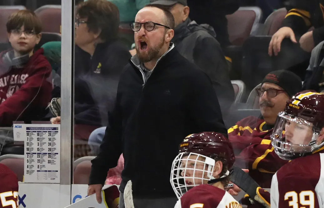 Sju spelare i Arizona State Universitys hockeylag kräver att coachen Greg Powers tas ur tjänst medan utredningen kring Matthew Mayichs kollaps pågår. Foto: Zac BonDurant/Icon Sportswire via AP Images